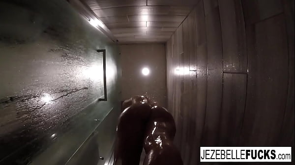 Play MP4 - Sexy Jezebelle Bond films herself taking a bath