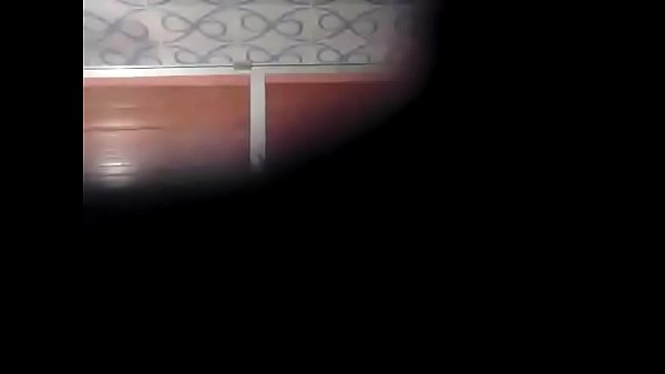 Momko nahate huye_dekha