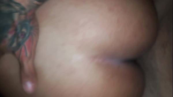 黑发独自在家要求我为她按摩背部疼痛，我抚摸着她有点丰富 thumbnail