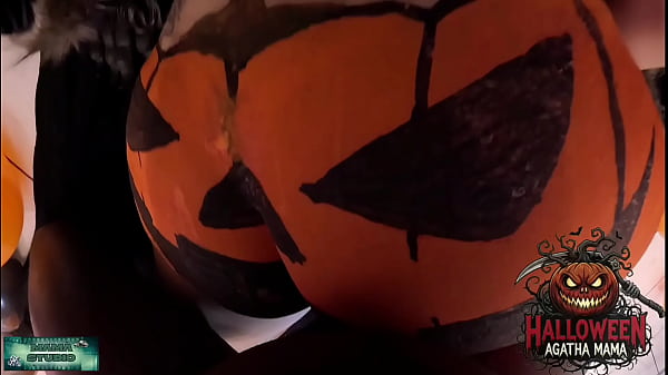 Mama studio em um bbc fodendo um jack o'lantern de halloween de uma milf brasileira gr&aacute;tis 