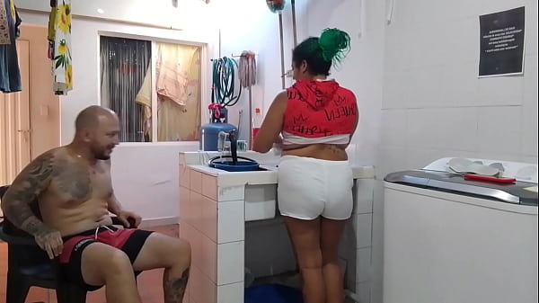 La Nueva Vecina Esta Muy Rica Me Encanta Como Mueve Su Enormes Nalgas Mientras Lava Su Ropa En El Lavadero thumbnail