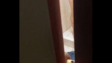 Es Imposible No Espiar A Tu Vecina Cuando Se Esta Ba&ntilde;ando Video Real thumbnail