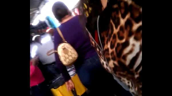 Madura nalgona en el mercado