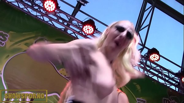 Italian pornstarsthreesome fucking on_stage