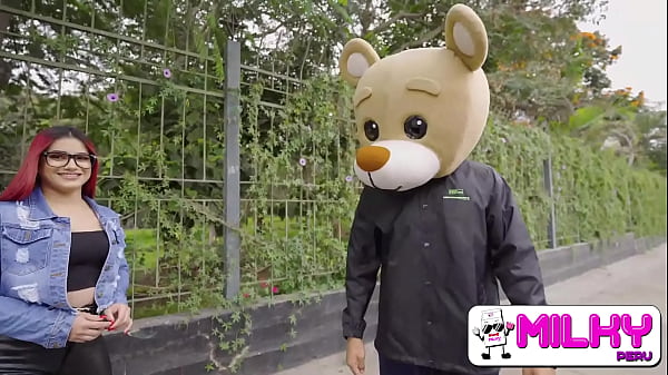 Play MP4 - Rosario anda cachonda en la calle y termina follando al Osito Milky&period;&period;&period; No lo mires si eres sensible&excl;&excl;