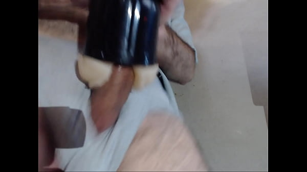 Socando rapidamente no masturbador 