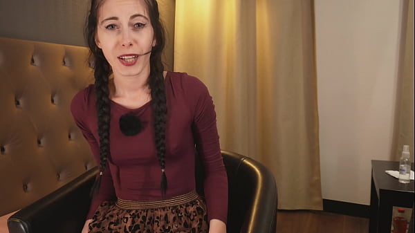 Nonton She'll Show You How She Does Two Ponytails thumbnail