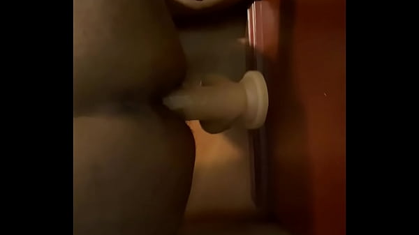 Jugando con mi dildo de perrito. Quiero leche en mi culito apretado