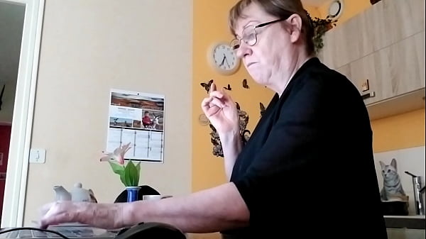 Mon esclave me sert et agit avec docilit&eacute;