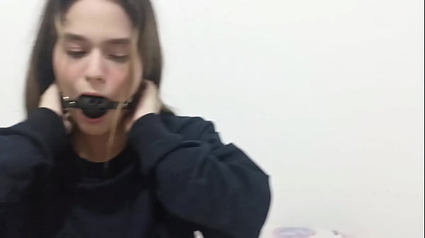 mi hermanastra esta aburrida y juego con ella hasta follarmela (parte 1)