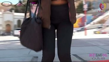 Bolivia le gusta estar caminando para despues mostrar su culo 