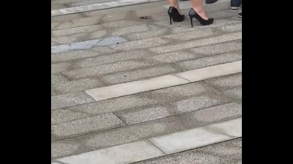 Hor&aacute_rio de trabalho, desci pra fumar e me deparei com isso! Pau duro na hora!