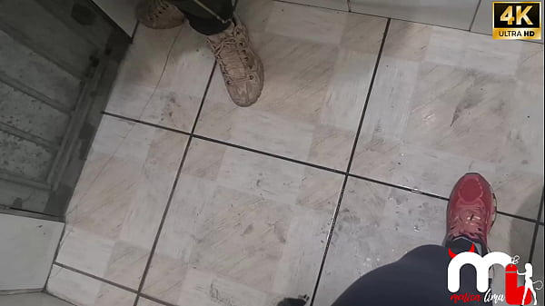 Play MP4 - Enquanto meu marido lavava o carro fui at&eacute; a conveni&ecirc;ncia do posto&comma; conheci um novinho lindo e fui transar no banheiro do posto&period;