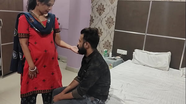 Mature Indian Aunty Seduced By Her Young Driver thumbnail