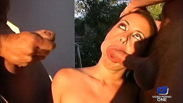 Elly Jaine_petite_vicieuse_curieuse s offre un trio