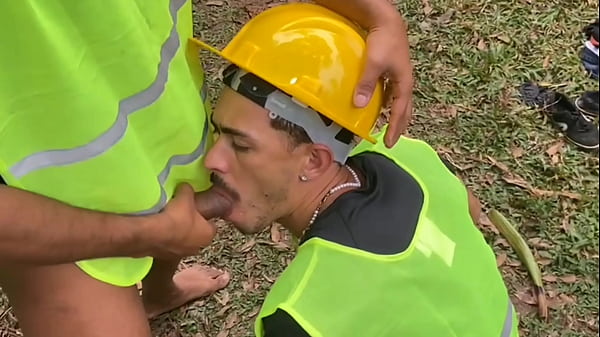 Trabalhadores fazendo sexo durante o intervalo. 