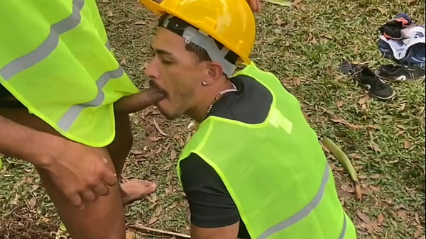 Play MP4 - Obra parada&comma; cu arrombado&excl; Oper&aacute;rios meteram pesado em pleno dia do trabalhador&period;