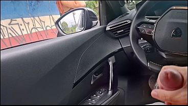 Punheta arriscada na rua para estudante que estava no ponto de &ocirc;nibus. 