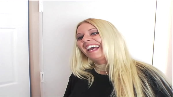 Nonton A Blonde Riley Evans Has Hardcore Sex In The Shower And Really Gets It Good thumbnail