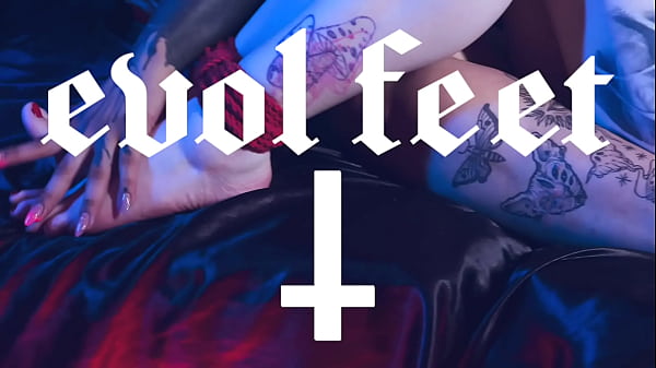 Nonton Playful Rotten Venus Tickles Perfect Feet Of Bound Bia thumbnail