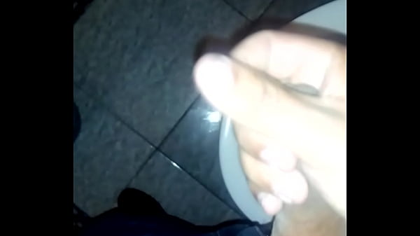 Batendo uma no banheiro do barzinho