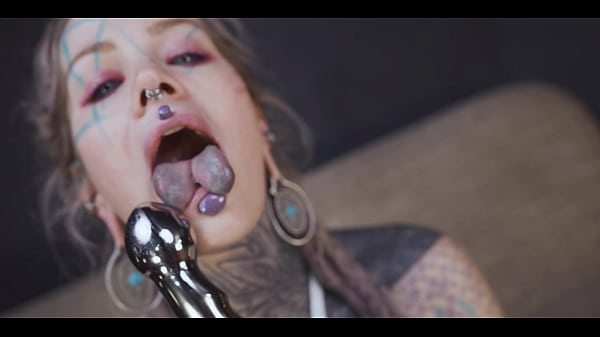 Nonton Tattoo Girl Gets A Stainless Steel Dildo To Shove Up Her Ass thumbnail