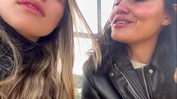 Lesbianas putonas toc&aacute;ndose en p&uacute;blico en parque de colombia