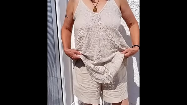 Nonton Flopping Her Tits Out Outdoors thumbnail