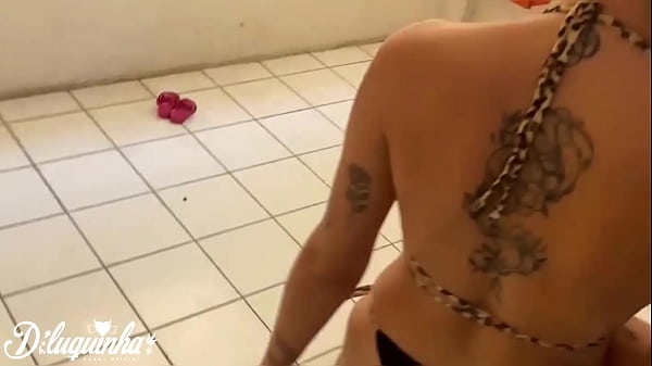 Minha amiga chegoude viagem e fomos tomarum sol_na piscina acabou rolando um clima e fudemos muito no pelo