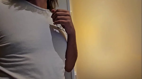 Orgie &agrave; 4 dans la chambre d'h&ocirc;tel aux xbiz double p&eacute;n&eacute;tration anal lesbien 