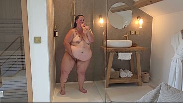 Je me masturbe dans ma douche