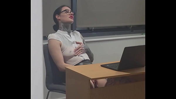 Nonton Office Slut Trailer thumbnail