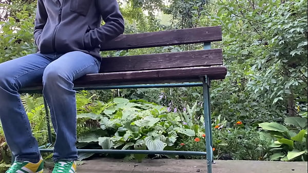 Nonton Bbw Pissing In The Park And Giving Dirty Panties To A Stranger thumbnail