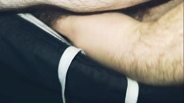 Je joue avec ma grosse bite , viens me sucer 