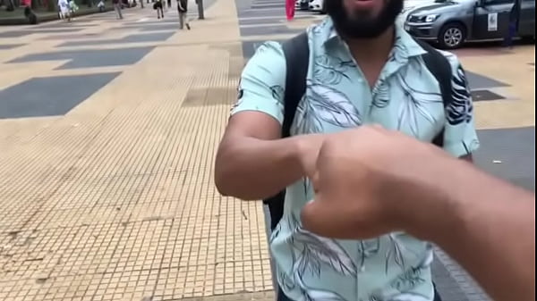 Nonton Oferecendo Um Presente Misterioso Pra Um Mlk Na Rua thumbnail