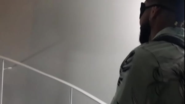 Oferecendo um presente misterioso pra um mlk na rua 