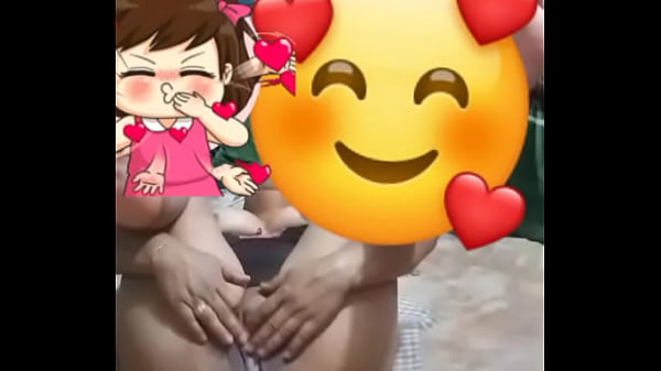 Una linda morena desestresandose 