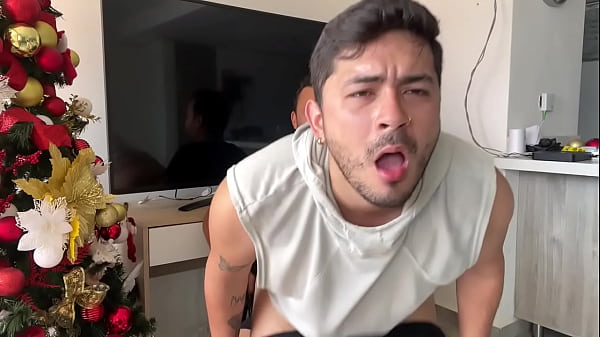 Hijastro cachondo provoca al padrastro hasta que le da verga en el culo dej&aacute_ndolo abierto y pre&ntilde_andolo