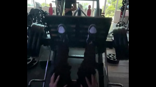 Joven cachondo pene morado levanta 124kg en prensa