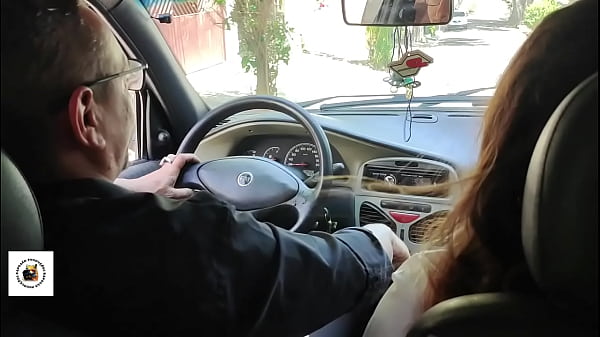 Professora de biologia d&aacute; uma boa nota para um aluno bronzeado de saia curta depois que ela faz um boquete nele e de dar o cu para ele