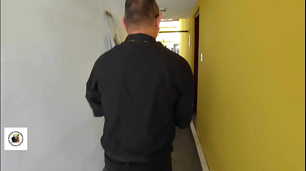 Professora de biologia d&aacute; uma boa nota para um aluno bronzeado de saia curta depois que ela faz um boquete nele e de dar o cu para ele 