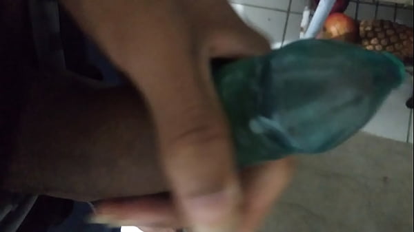 como botar uma_camisinha