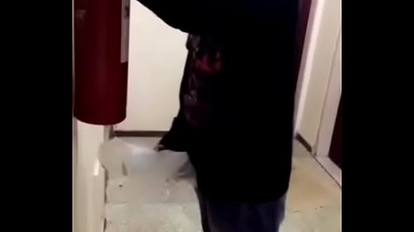 Novinho fudendo com a garrafa de catuaba 