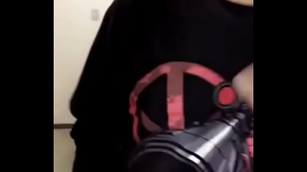 Novinho fudendo com a garrafa de catuaba 