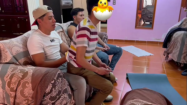 Play MP4 - Omar Castell no est&aacute; interesado en el videojuego&comma; todo lo que quiere es taladrar el culo de su primastro