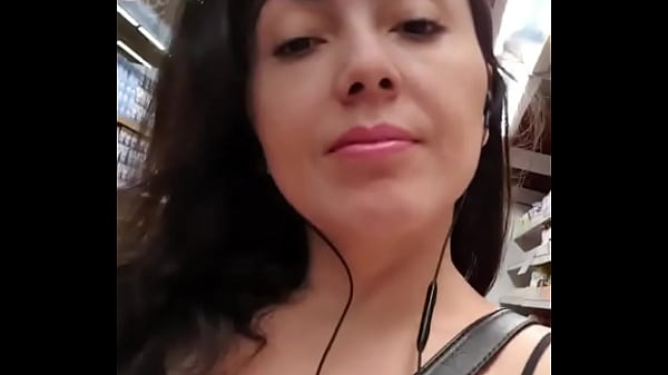 Play MP4 - De paseio sem calcinha no supermercado