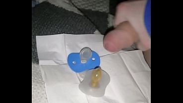 Du sperme pour sa nouvelle sucette 