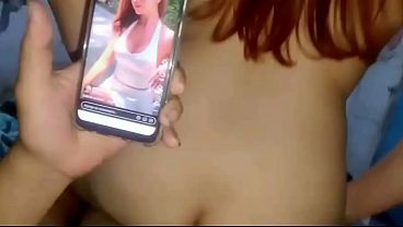 NOS ABURRIMOS Y LA PONGO A CABALGAR MIENTRAS VEO A LA CHICA QUE ME GUSTA EN VIDEO 