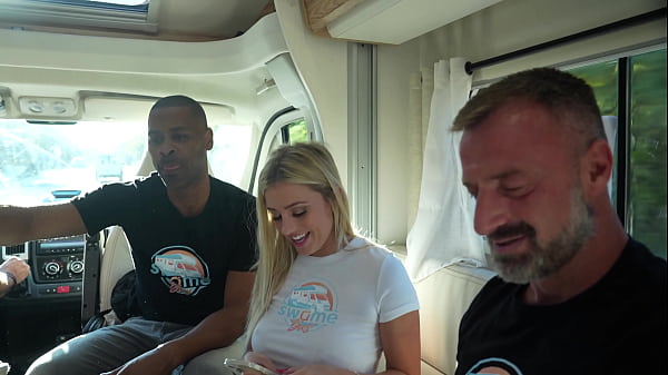 Le bus des libertins #5 baise sur un terrain de moto