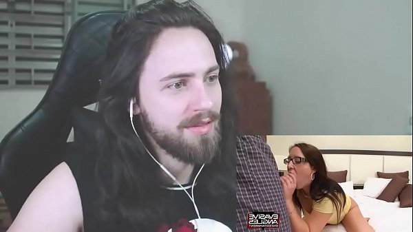 Jesus react a neguin doido fodendo branquela e sua progenitora